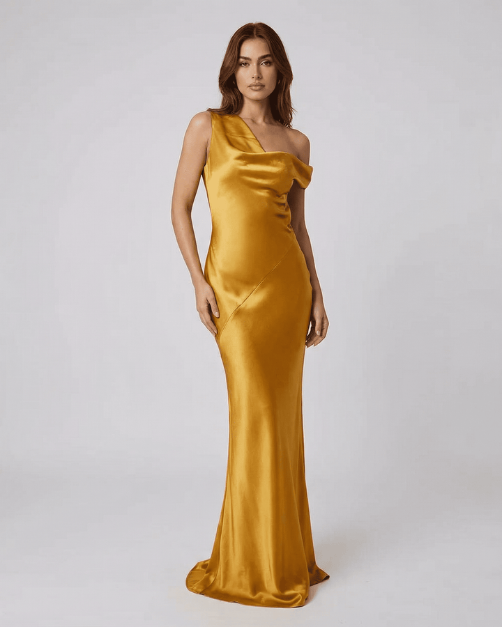 Vestido maxi blanco sin espalda con cintura alta, diseño elegante para mujer. Ideal como vestido de fiesta o noche.