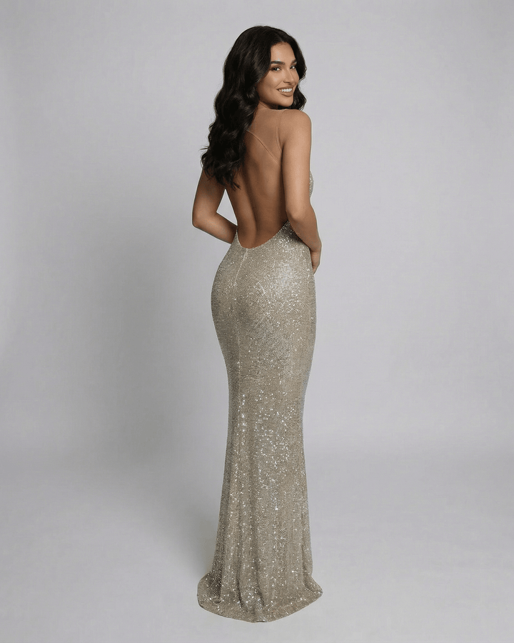 Vestido largo formal con lentejuelas y escote en U, espalda abierta. Ideal para ocasiones especiales de noche.
