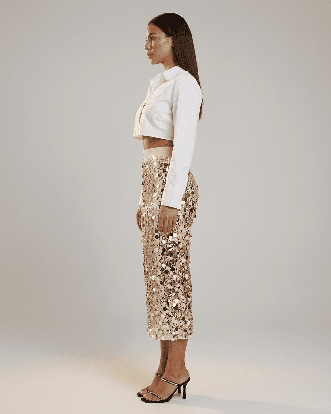 Falda midi de lentejuelas blancas ajustada (bodycon) para mujer. Prenda brillante y elegante, ideal para fiesta nocturna.