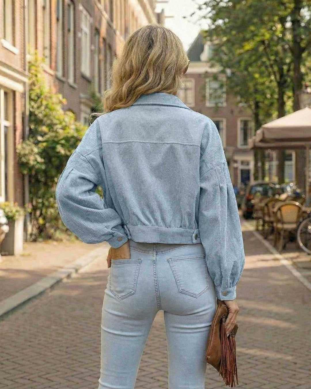 Chaqueta azul corta de mujer Aurora, diseño moderno. Perfecta para looks casuales y primaverales.