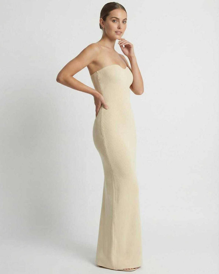 Vista frontal de vestido maxi Aurora blanco, ajustado y sin mangas, resaltando la silueta femenina.