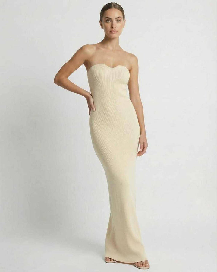 Vestido de mujer blanco estilo Aurora, ceñido y versátil, perfecto para ocasiones de día y noche en verano.