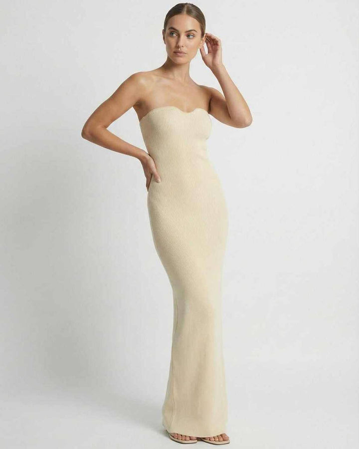 Elegante vestido maxi blanco sin mangas para mujer, diseño ajustado, ideal para fiestas y eventos especiales.