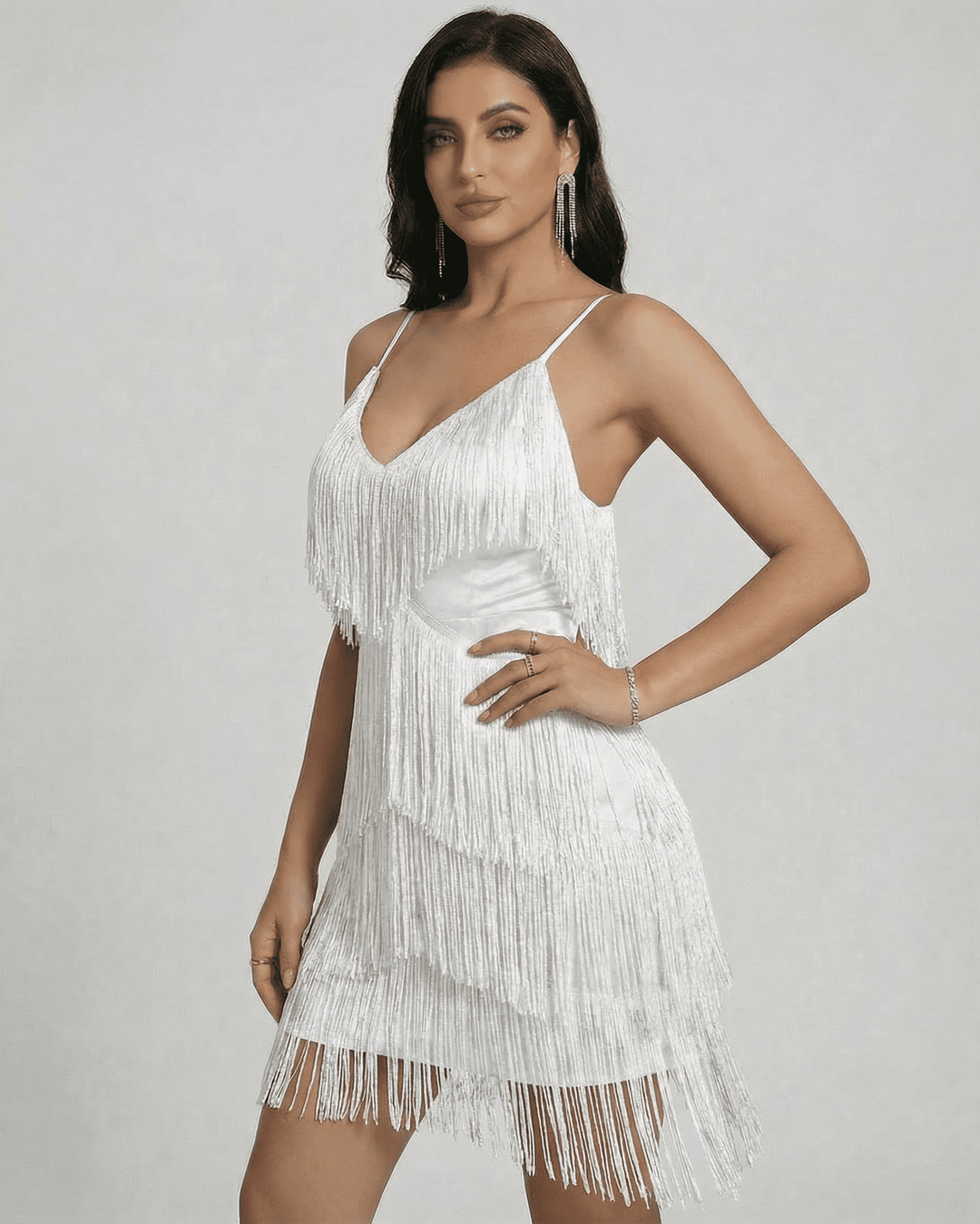 Vestido mini blanco de flecos sin mangas para fiesta. Elegante, ideal para cóctel y eventos.