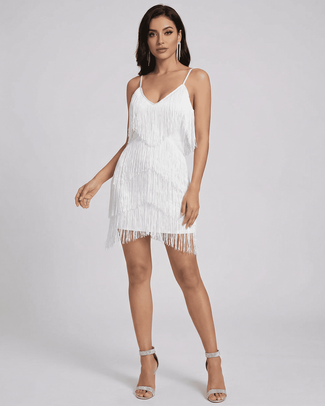 Vestido de fiesta blanco sin mangas para mujer. Diseño mini con flecos para un movimiento glamuroso.