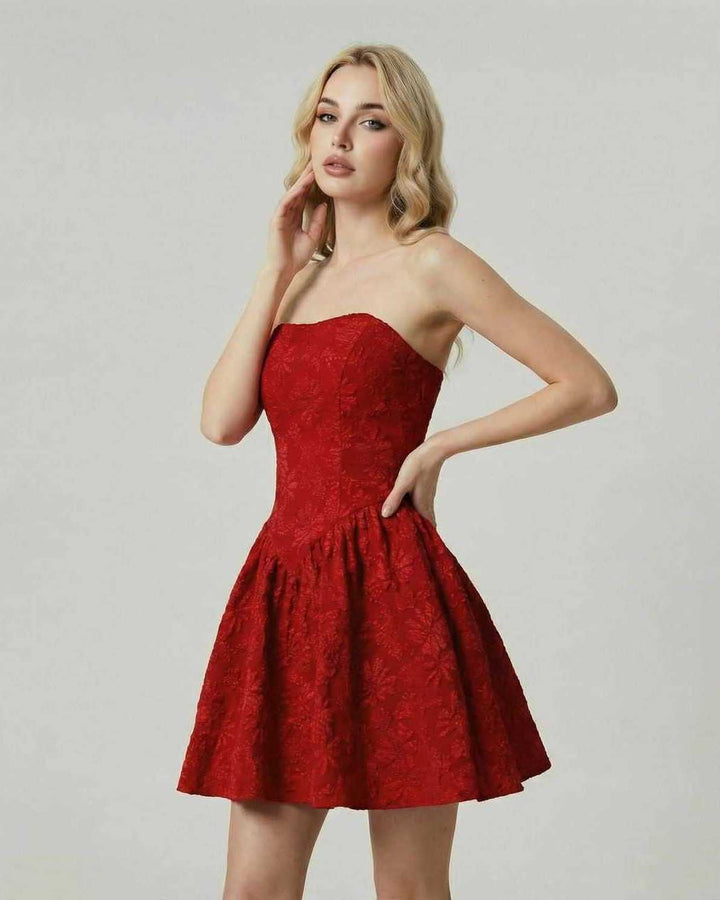 Vestido corto de mujer, blanco puro con patrón floral, sin tirantes, para un look elegante y moderno.