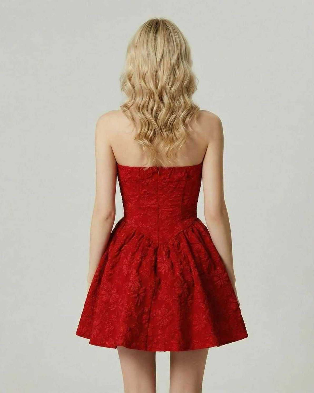 Vestido mini de fiesta blanco para mujer, ideal para cóctel y eventos elegantes. Diseño floral.