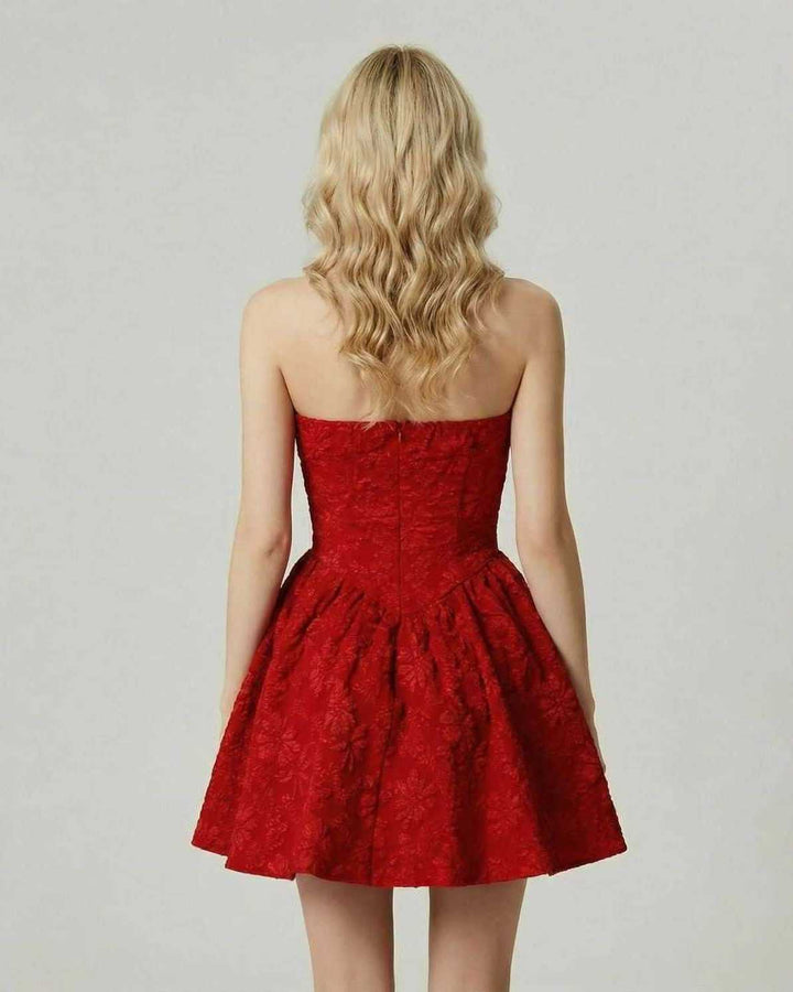 Vestido mini de fiesta blanco para mujer, ideal para cóctel y eventos elegantes. Diseño floral.