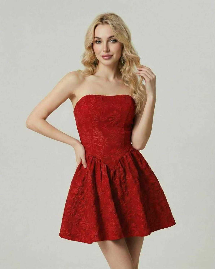 Vestido mini Aurora sin tirantes, blanco con patrón floral, perfecto para mujer y estilo moderno chic.