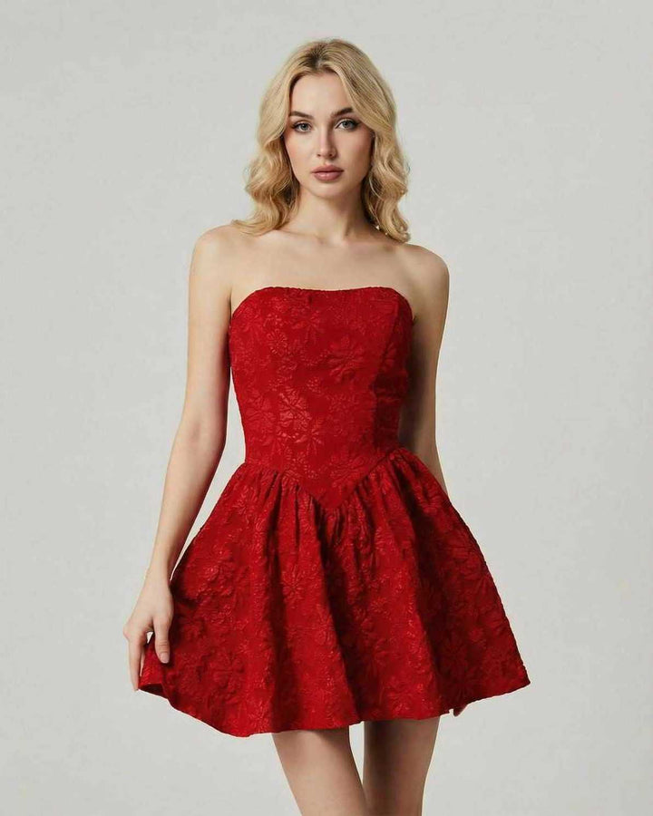 Vestido mini Aurora blanco elegante para mujer, estilo moderno y sin tirantes, ideal fiesta.
