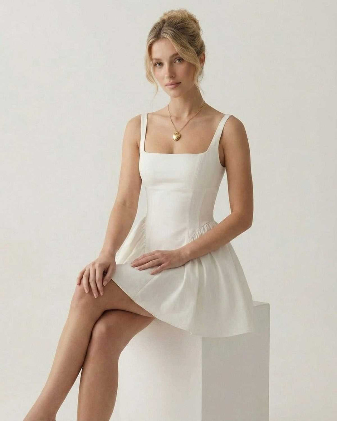 Vestido mini Aurora blanco de mujer, con cuello cuadrado y estilo elegante sin esfuerzo. Perfecto para el verano.