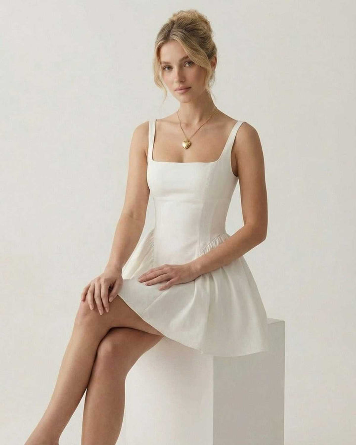 Vestido mini Aurora blanco de mujer, con cuello cuadrado y estilo elegante sin esfuerzo. Perfecto para el verano.