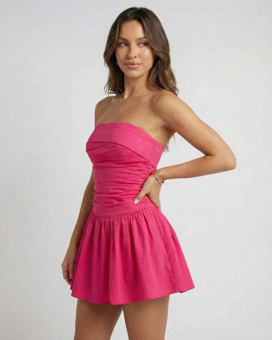 Vestido de verano mini blanco, silueta A-line, sin tirantes, esencial en tu armario.