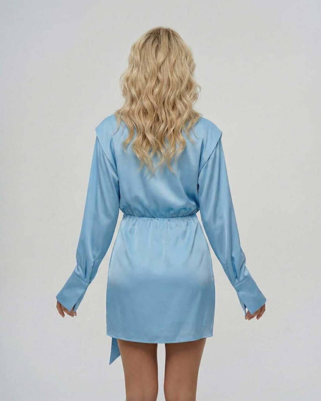 Vestido mini cruzado Azure con ajuste perfecto, diseño elegante para ocasiones especiales de noche.