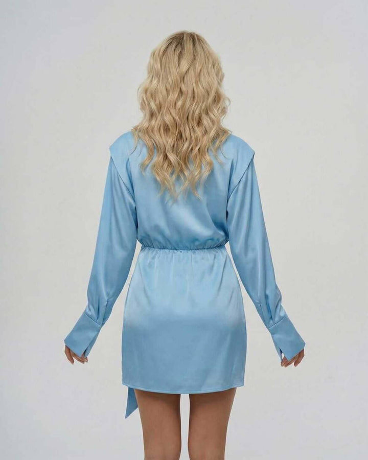 Vestido mini cruzado Azure con ajuste perfecto, diseño elegante para ocasiones especiales de noche.