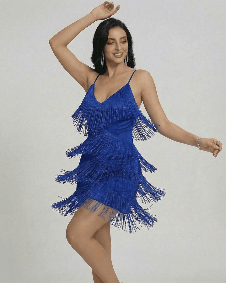 Elegante vestido mini blanco para mujer con flecos y escote V, un atuendo moderno para cualquier fiesta.