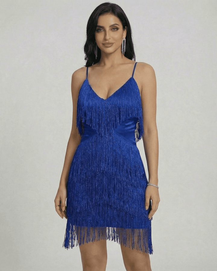 Vestido mini de mujer blanco con escote V y flecos, diseño elegante y moderno para eventos de noche.