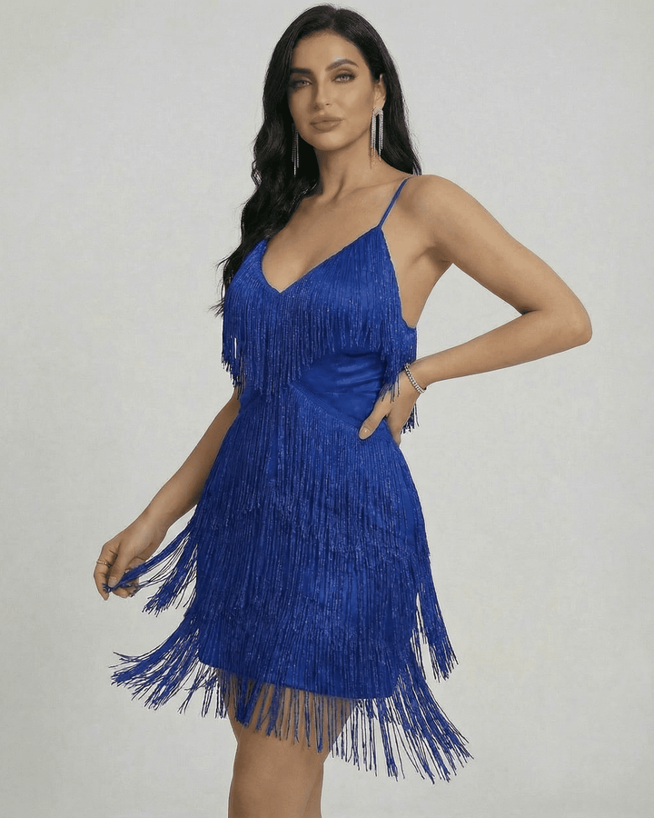 Vestido mini blanco para mujer con flecos y escote V, ideal para fiesta o cóctel elegante.