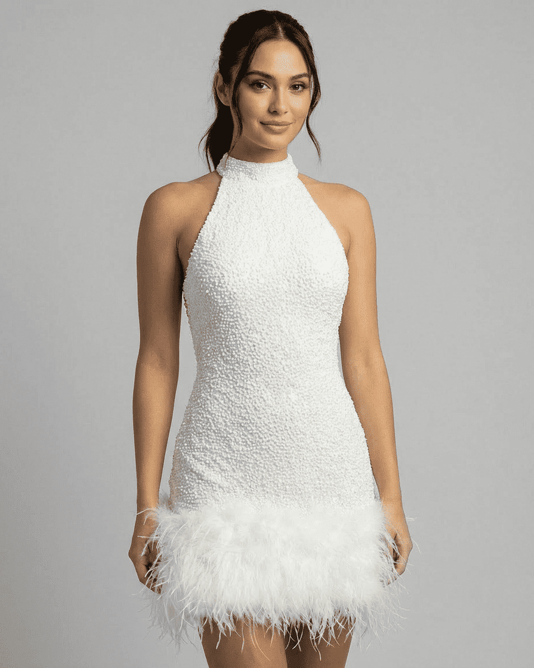 Vestido mini bodycon blanco brillante con escote halter para fiesta. Estilo elegante de noche para mujer.
