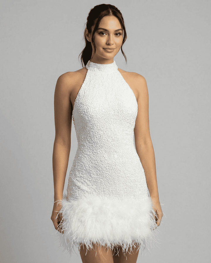 Vestido mini bodycon blanco brillante con escote halter para fiesta. Estilo elegante de noche para mujer.