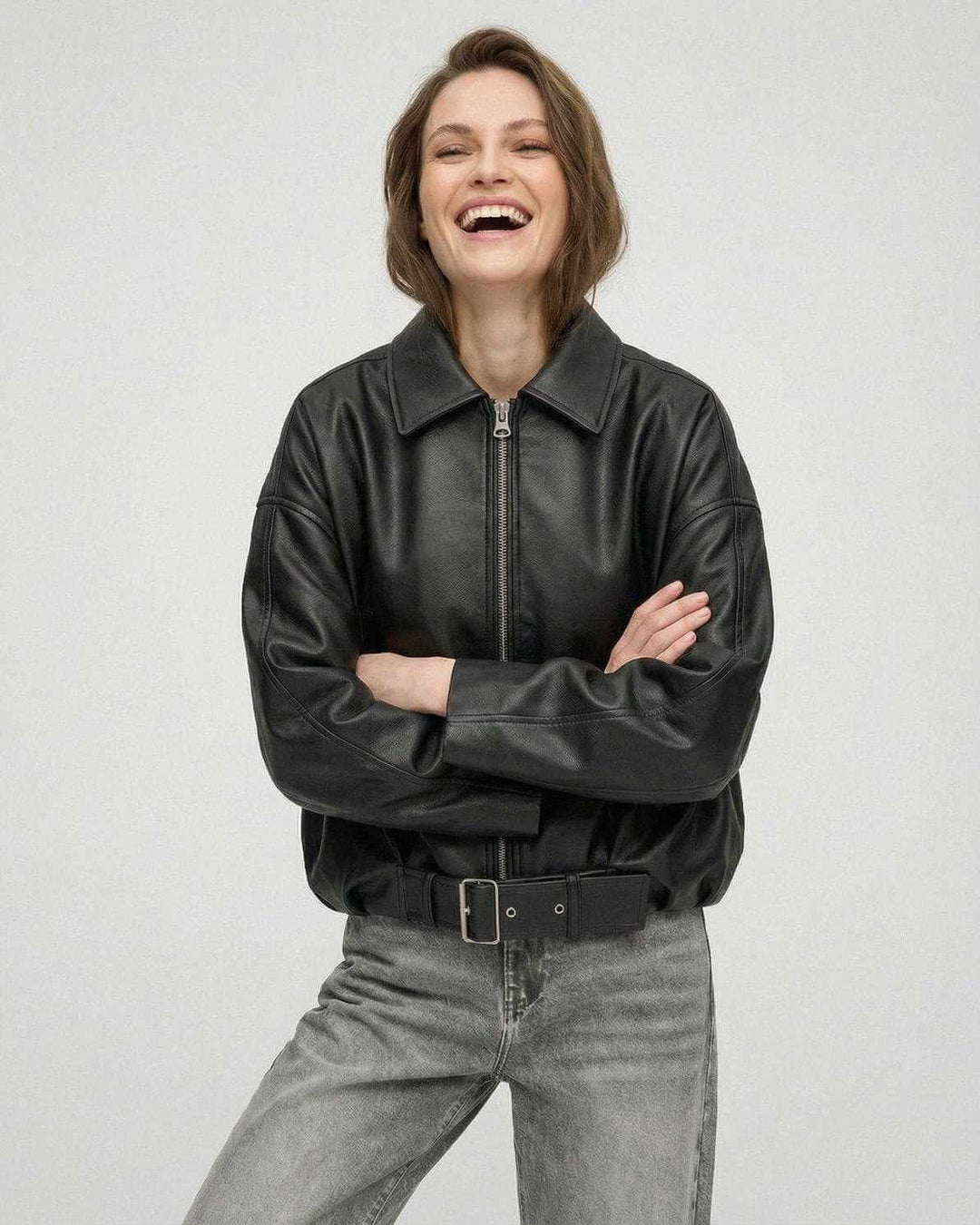 Chaqueta negra de mujer con cinturón, diseño moderno y elegante, ideal para estilo urbano en otoño/primavera.
