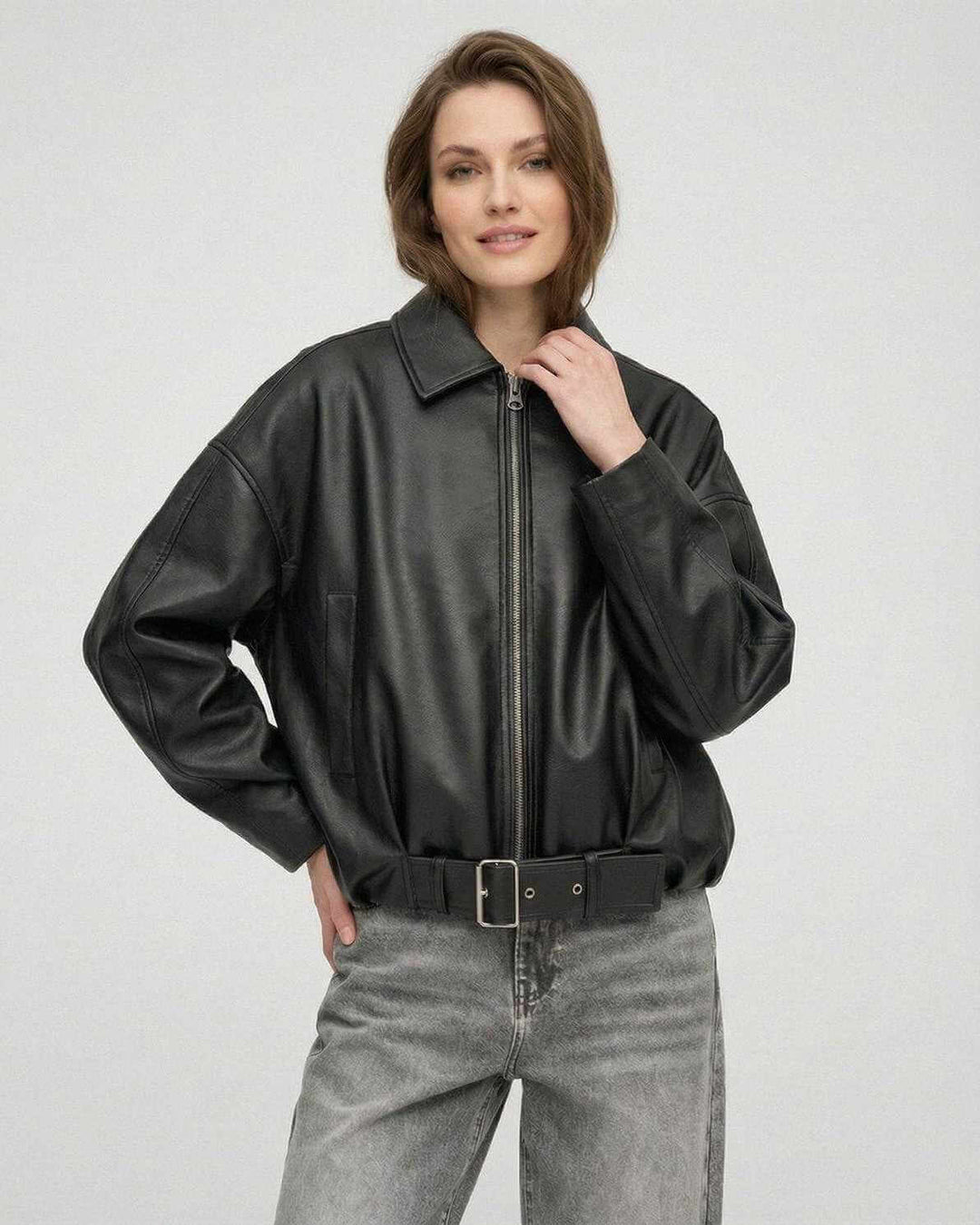 Elegante chaqueta negra holgada para mujer con cinturón, perfecta para streetwear y estilo urbano.