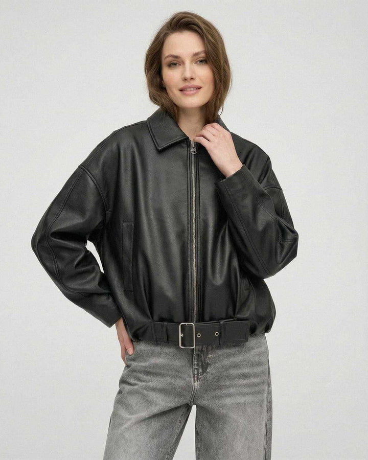 Elegante chaqueta negra holgada para mujer con cinturón, perfecta para streetwear y estilo urbano.