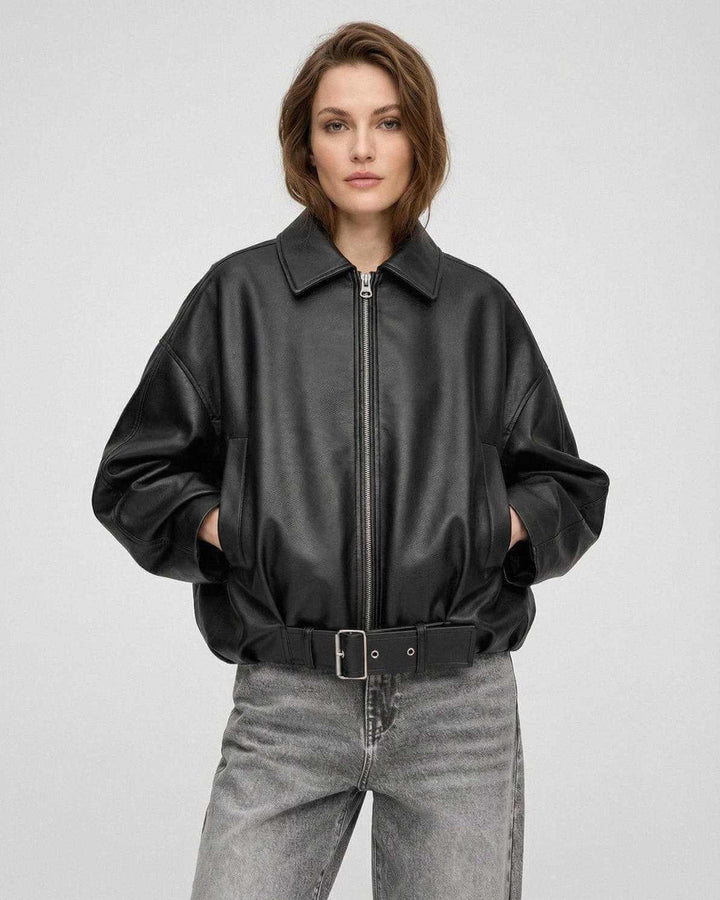 Chaqueta negra moderna de mujer con cinturón, estilo oversized urbano, ideal para primavera u otoño.