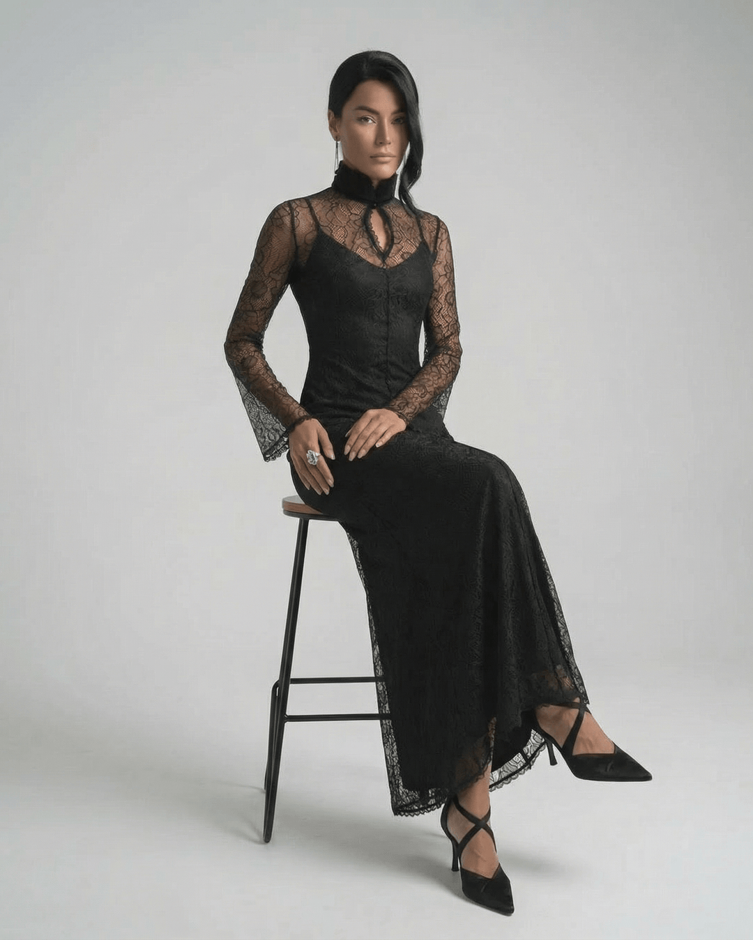 Vestido largo formal Noctavia con cuello alto y mangas, realza la figura femenina.