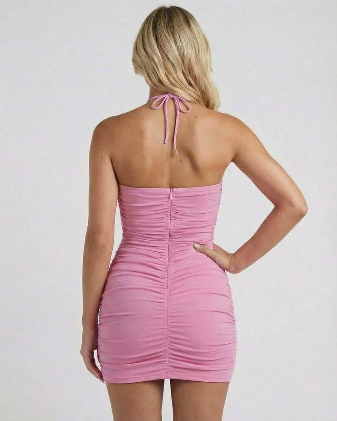 Elegante vestido mini fruncido con cuello halter y diseño sin mangas, perfecto para noche de verano y fiesta.