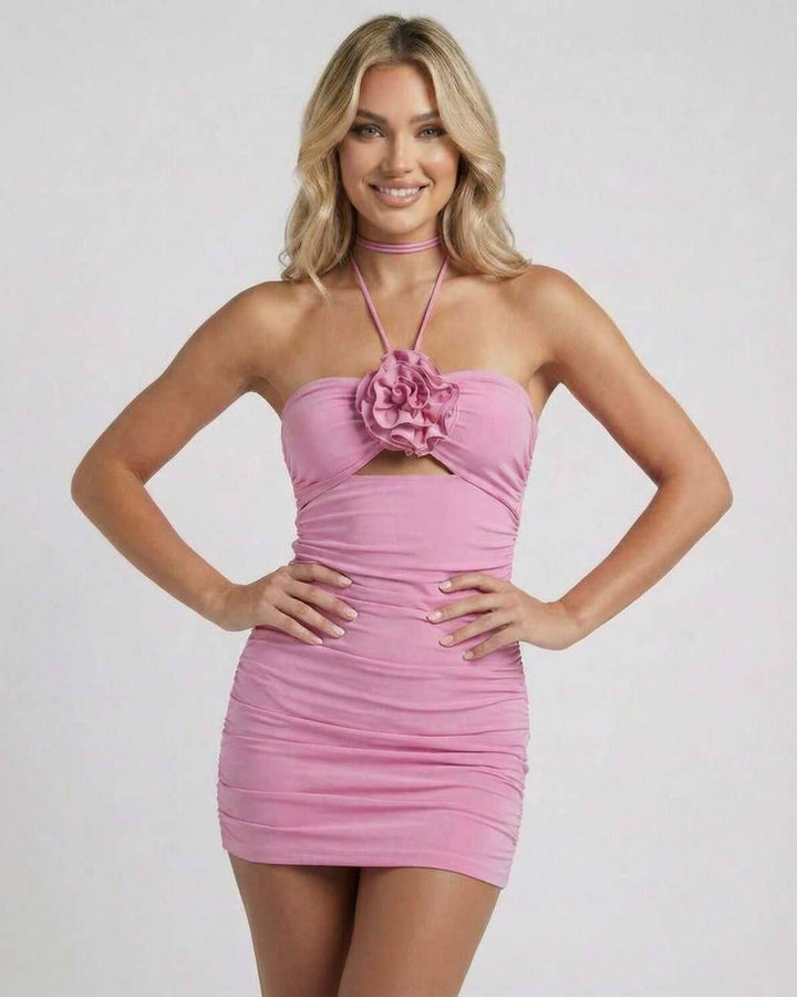 Vestido mini elegante con fruncido y cuello halter, ideal para mujer, estilo fiesta y noche de verano.