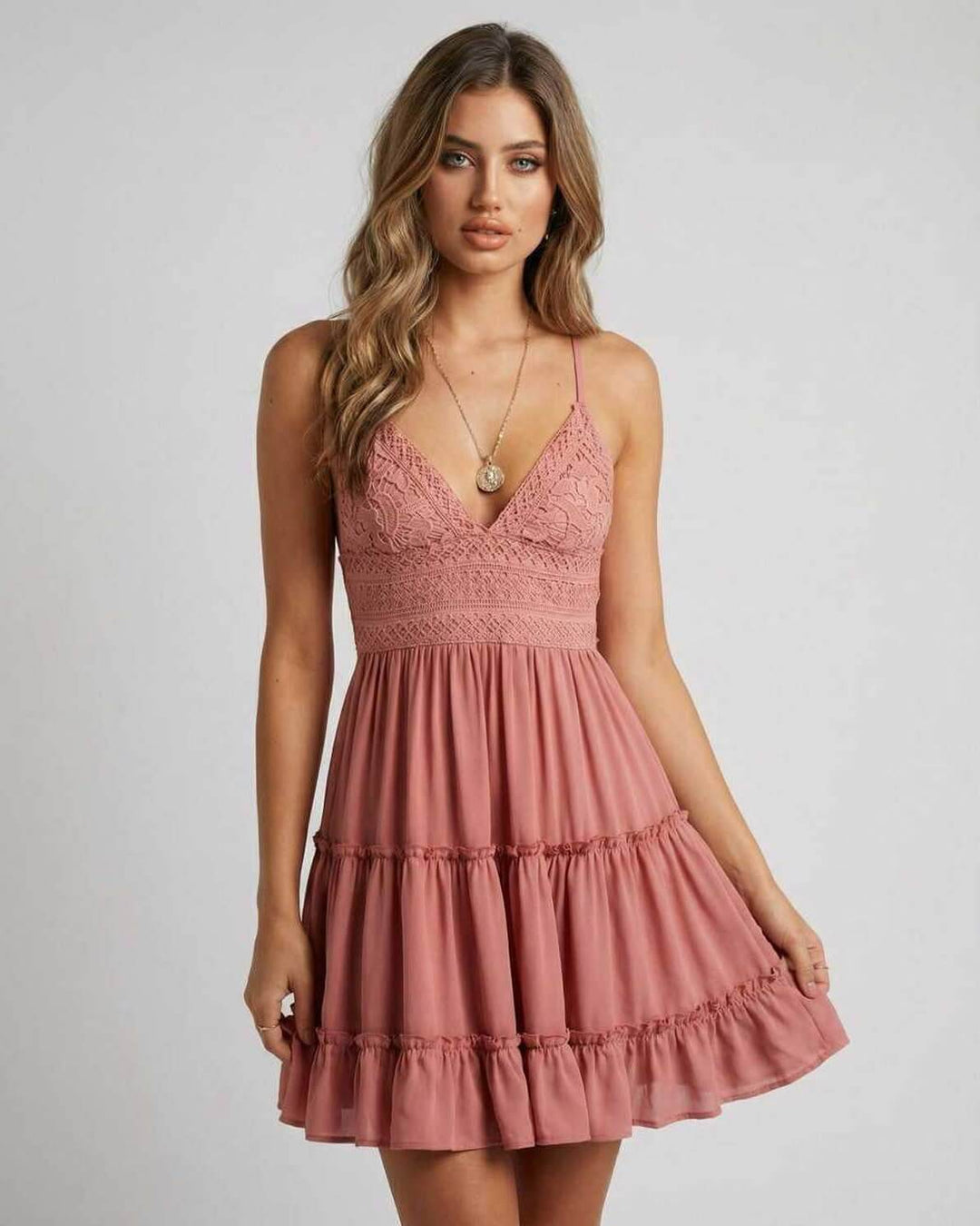 Vestido mini blanco para mujer, escote V sexy y tirantes finos, ideal para verano y fiestas elegantes.
