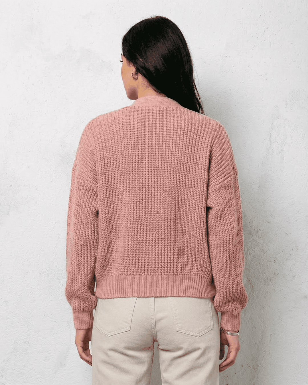 Cardigan rosa para mujer con escote en V y botones. Estilo versátil, perfecto para looks casuales y elegantes.