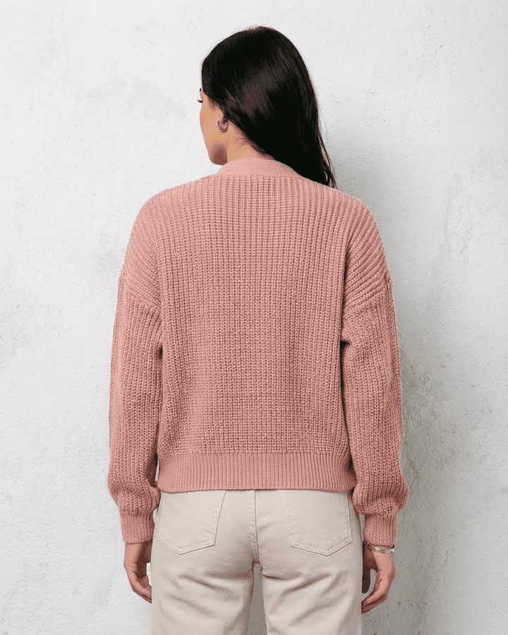 Cardigan rosa para mujer con escote en V y botones. Estilo versátil, perfecto para looks casuales y elegantes.