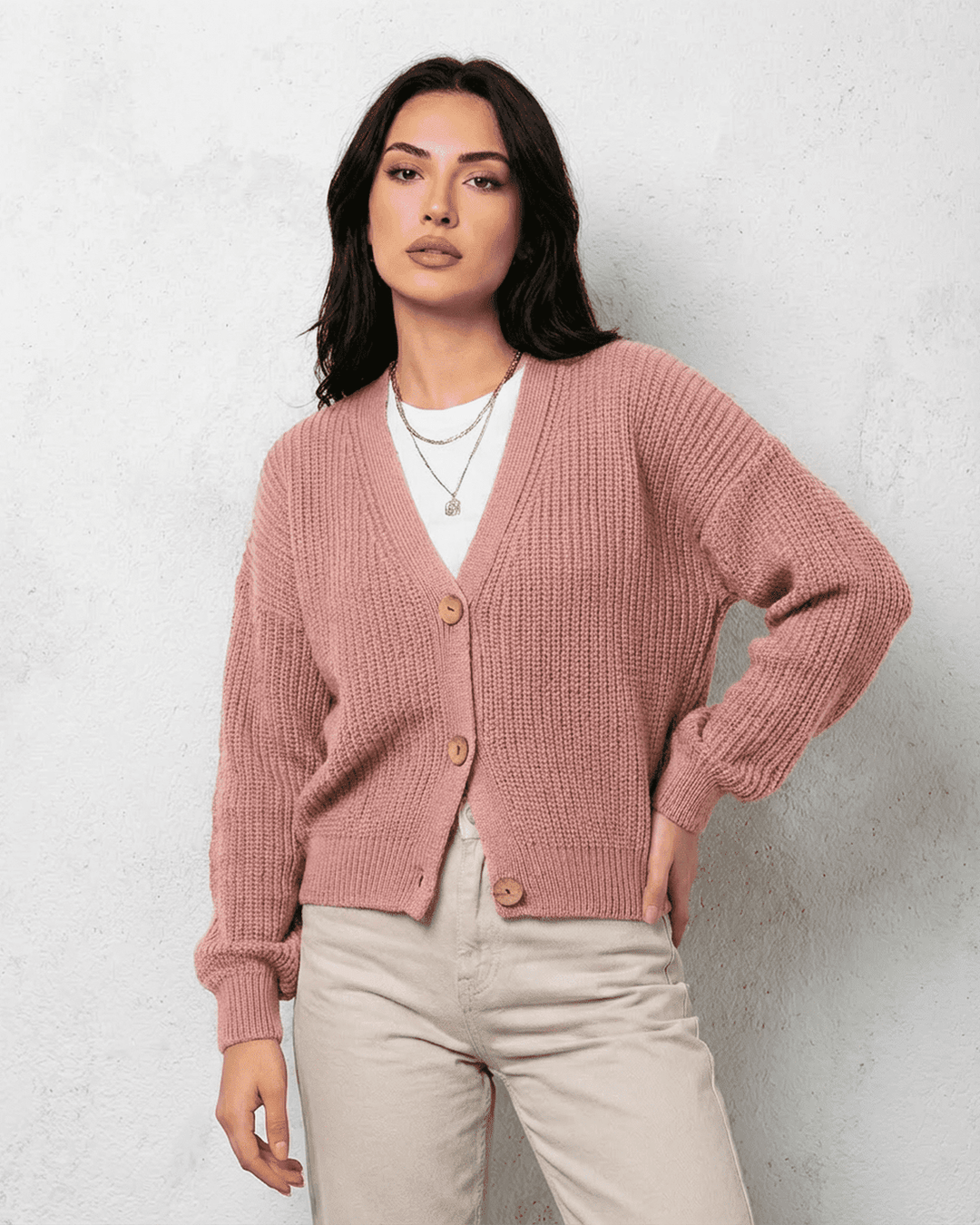 Cardigan rosa suave de mujer, tejido cómodo y ligero. Ideal para otoño.