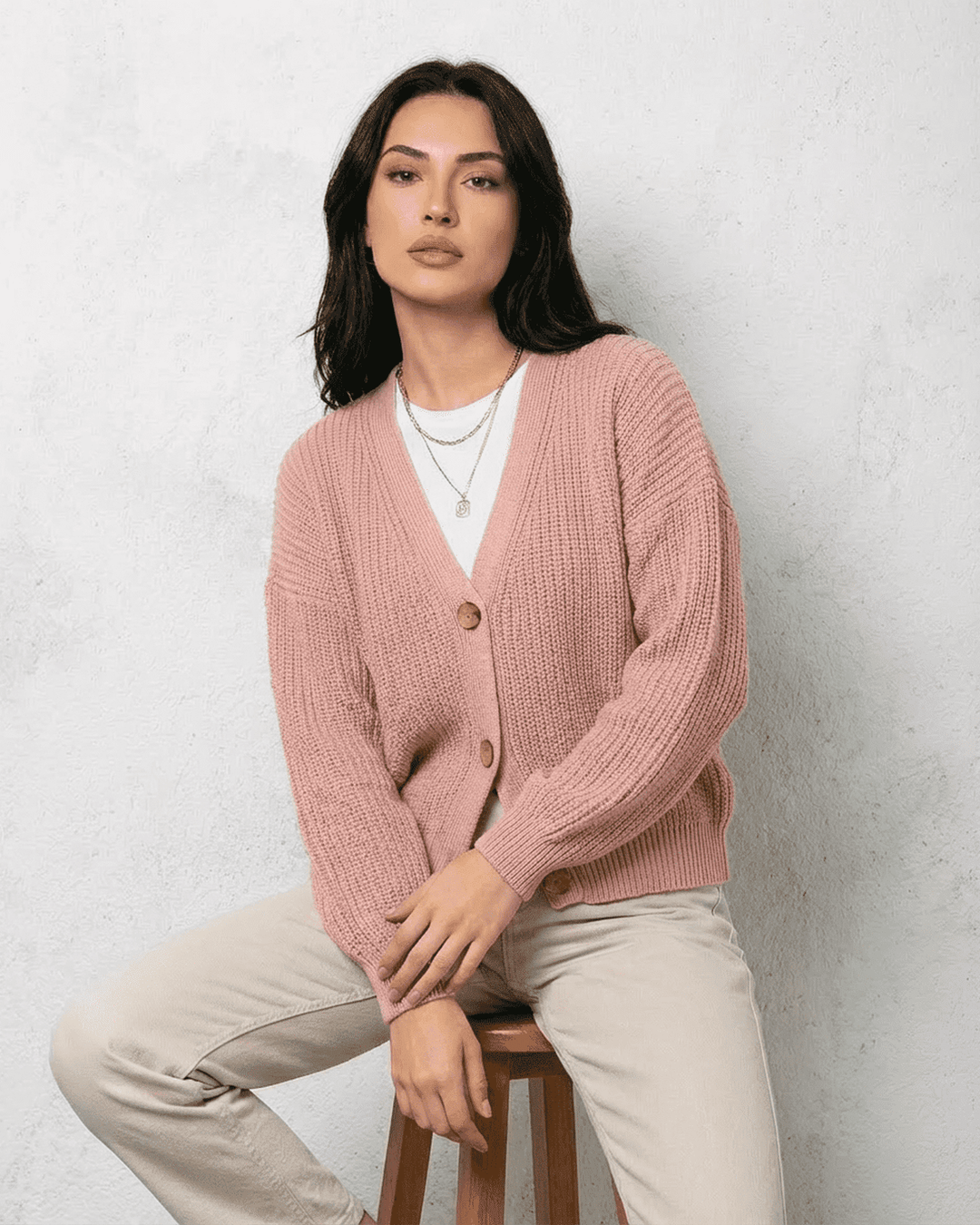Cardigan rosa suave de mujer, con botones y escote en V. Comodidad y estilo garantizados para cualquier ocasión.