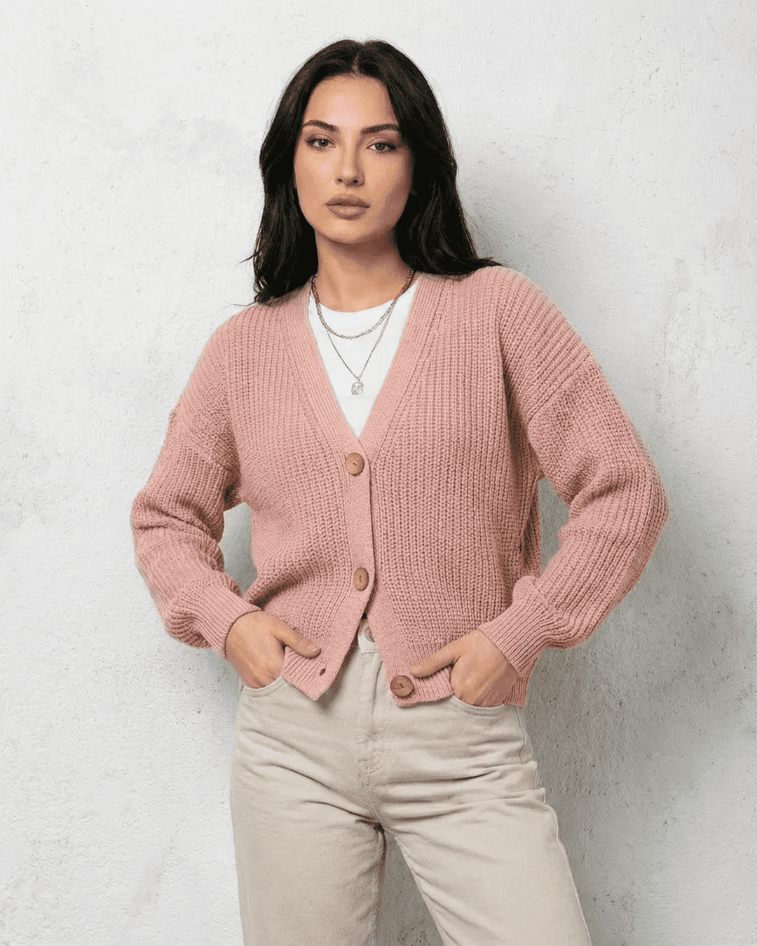 Cardigan de punto rosa suave para mujer. Cálido y cómodo, ideal para otoño e invierno. Moda femenina actual.