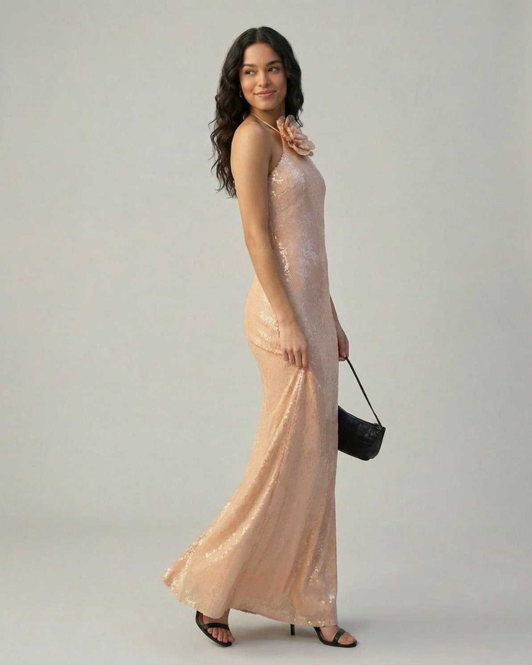 Elegante vestido maxi de fiesta para mujer, color rosa pálido, con lentejuelas y escote halter. Estilo sheath.