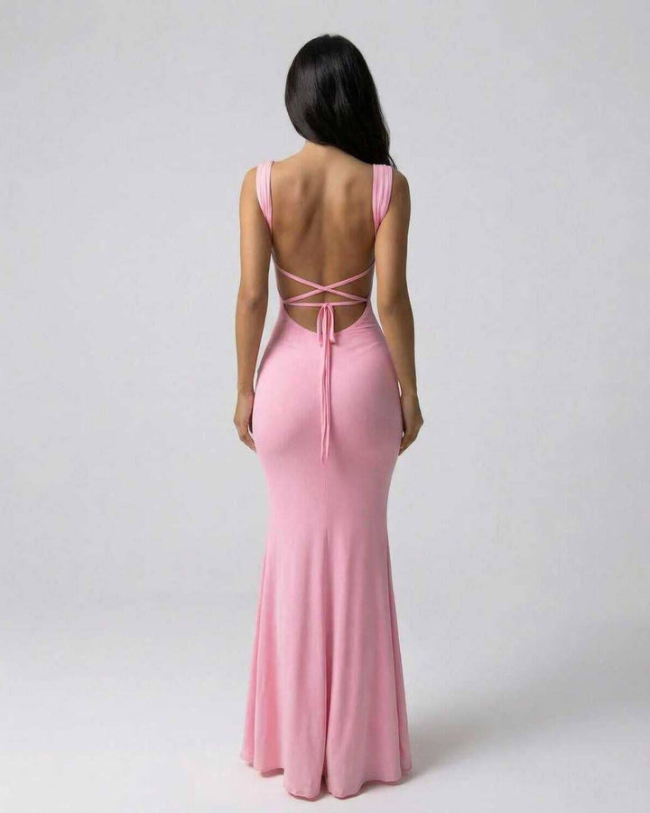 Vestido largo ajustado rosa para mujer, con tirantes espagueti, perfecto para fiestas elegantes o de noche.