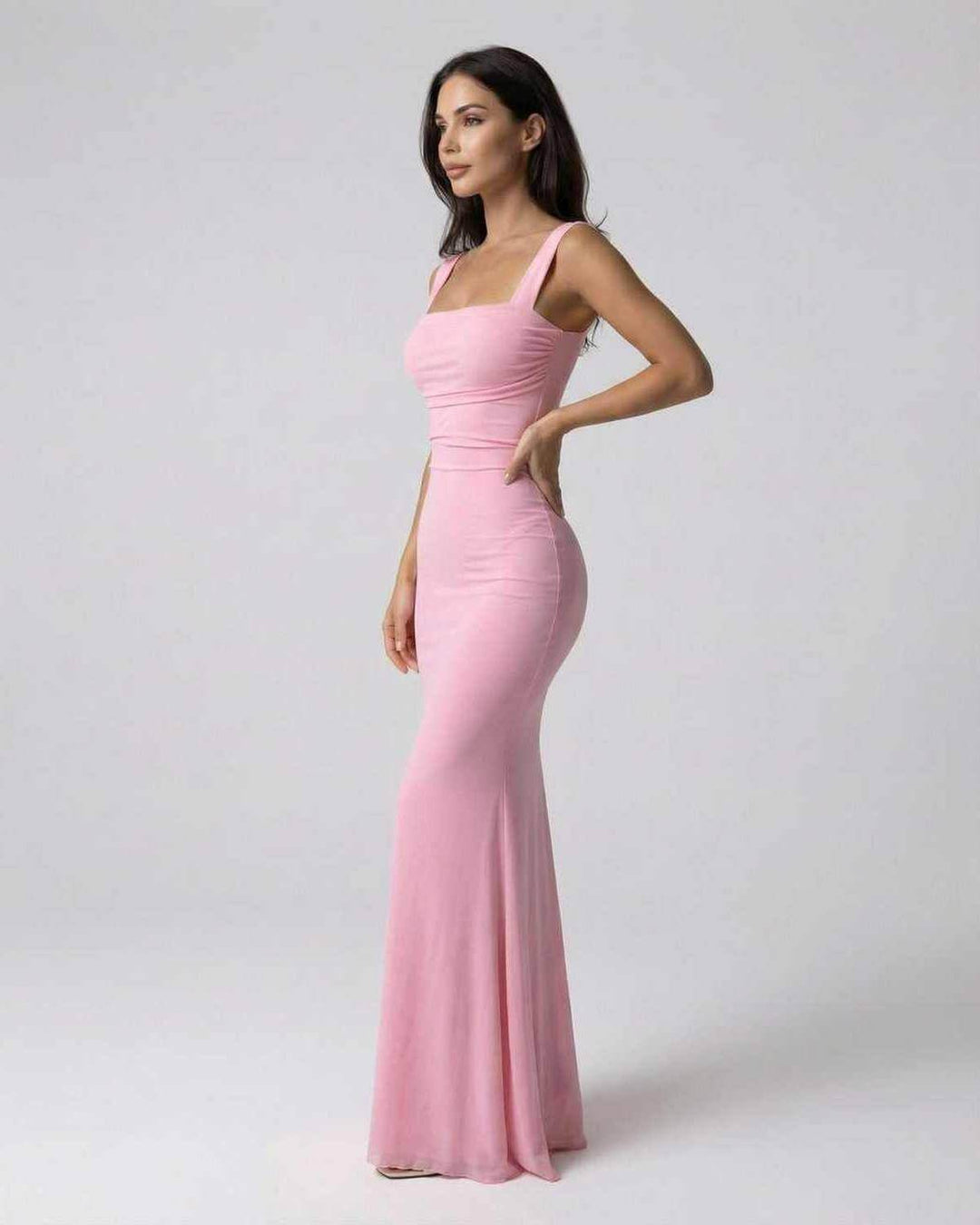 Elegante vestido maxi rosa pálido con tirantes finos para mujer, sin mangas, ideal para ocasiones especiales y fiestas.