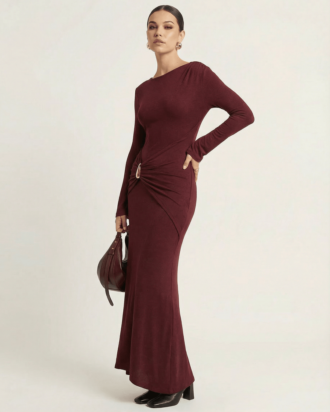 Vestido burdeos ajustado bodycon, estilo maxi, resalta la figura femenina con elegancia y sofisticación.