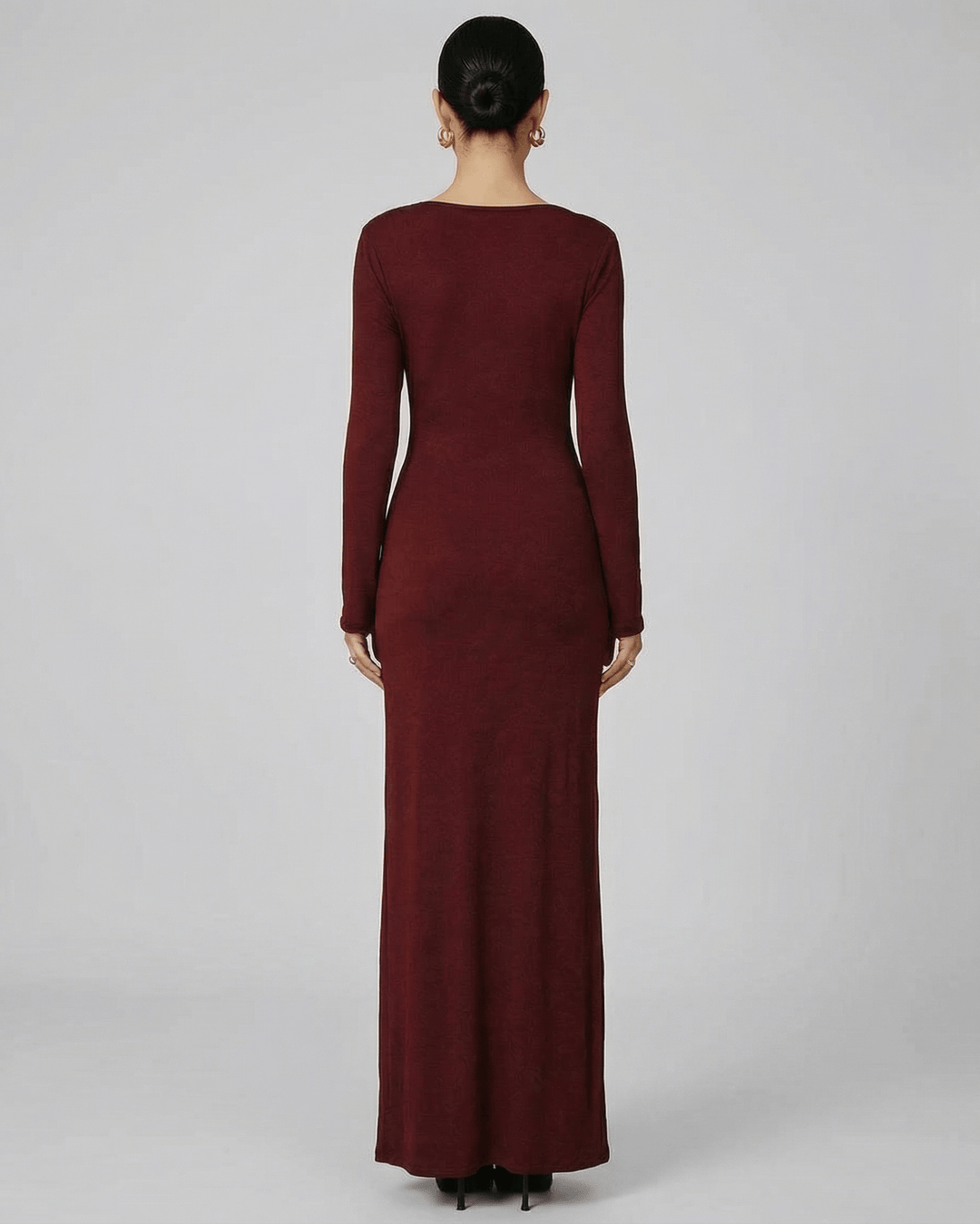 Vestido bodycon burdeos con manga larga, plisado y cintura alta, ideal para fiestas y eventos.