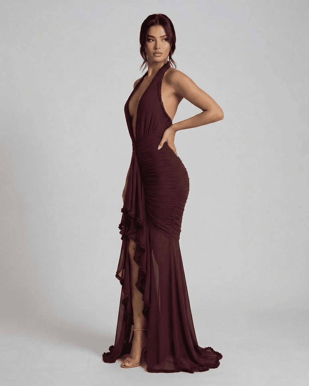 Vista completa del vestido maxi burdeos fluido. Estilo de moda mujer, perfecto para celebrar.