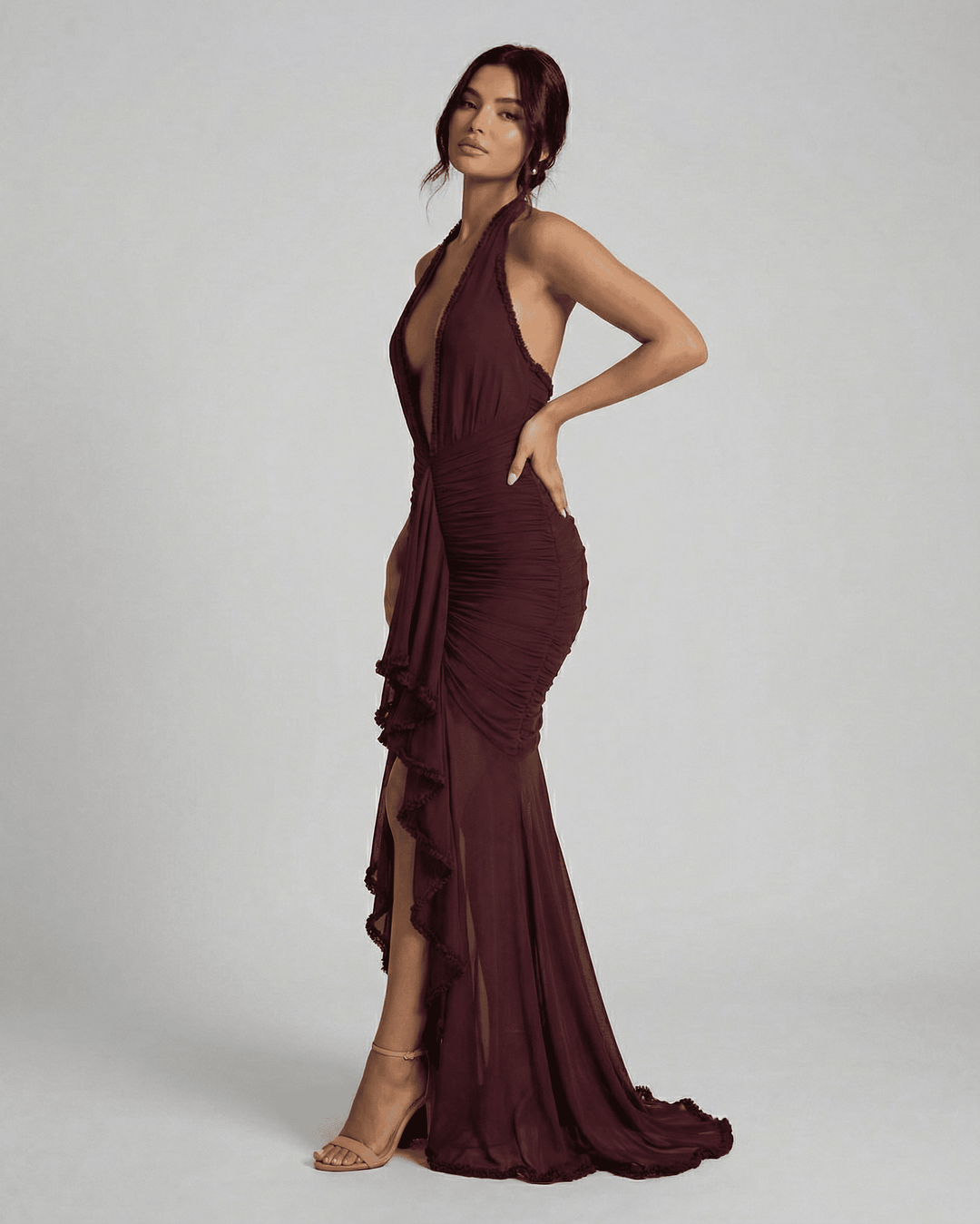 Elegante vestido maxi burdeos para mujer. Su diseño atemporal es ideal para cualquier gala o evento.