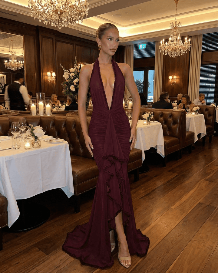 Vestido largo burdeos de noche, con detalles de encaje y sin mangas. Elegancia para toda mujer.