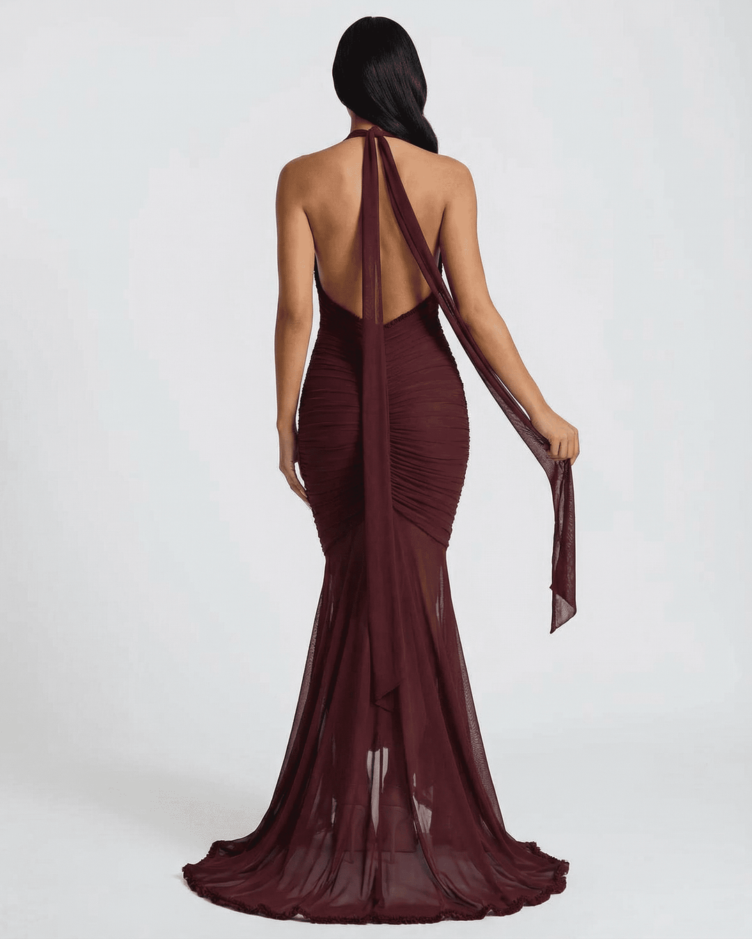 Vestido de fiesta burdeos con escote halter y delicado encaje. Perfecto para ocasiones especiales.