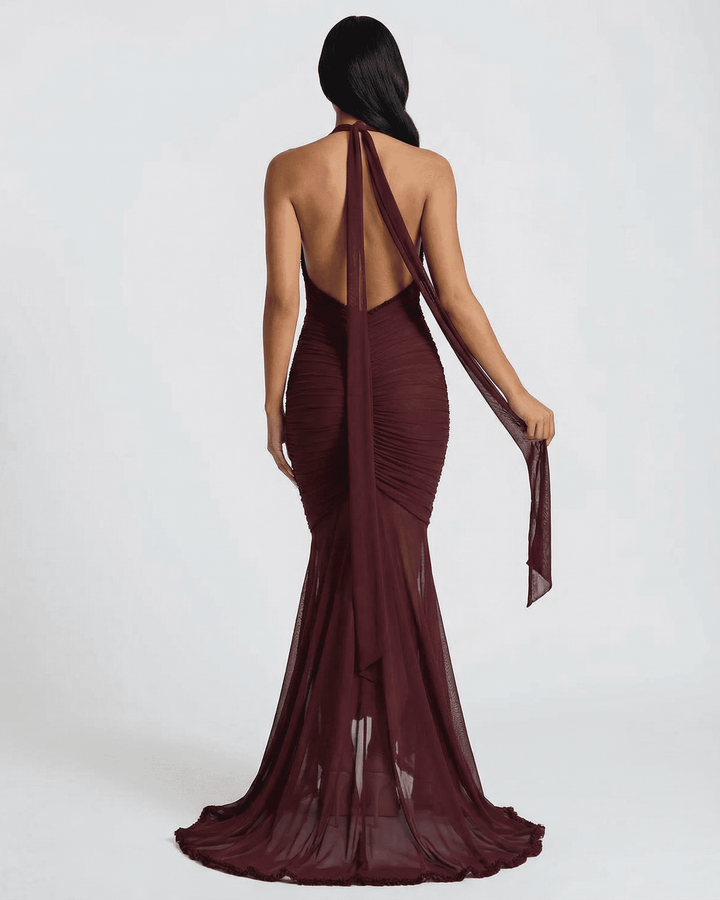 Vestido de fiesta burdeos con escote halter y delicado encaje. Perfecto para ocasiones especiales.