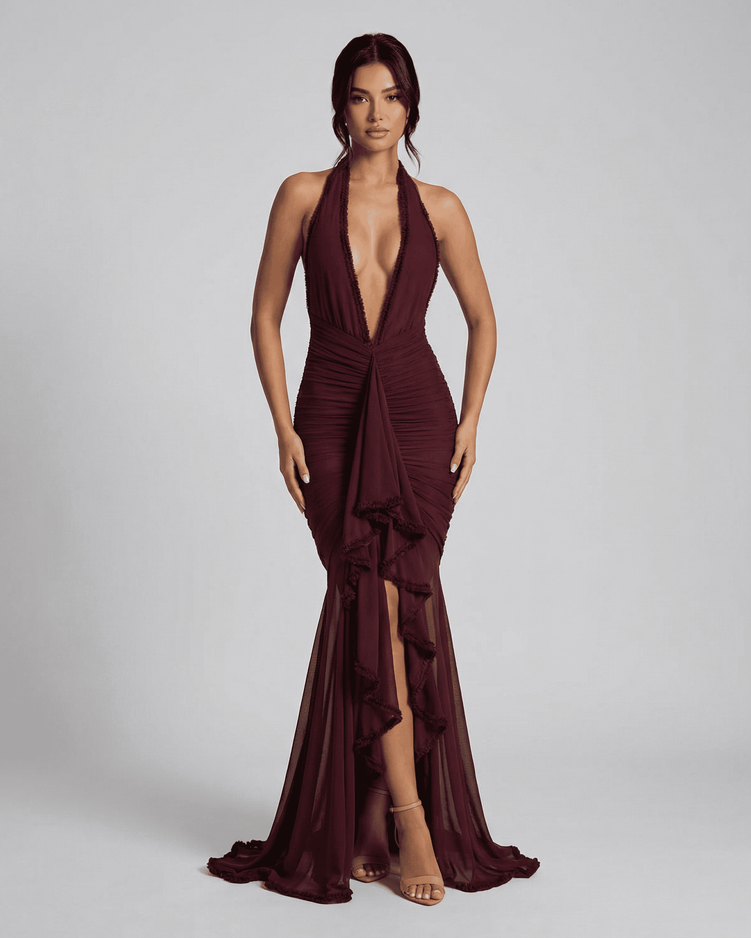 Vestido maxi burdeos elegante para mujer. Ideal para noches de fiesta y eventos especiales. Moda sofisticada.