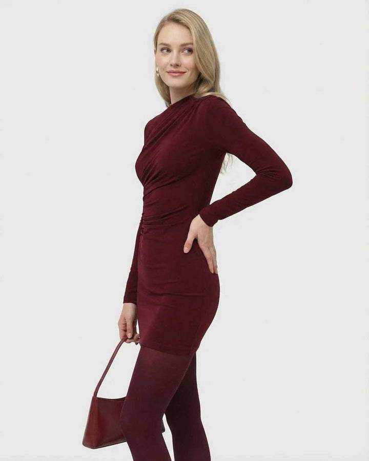 Vestido burdeos bodycon de manga larga con silueta ajustada, un diseño moderno y sofisticado para mujer.
