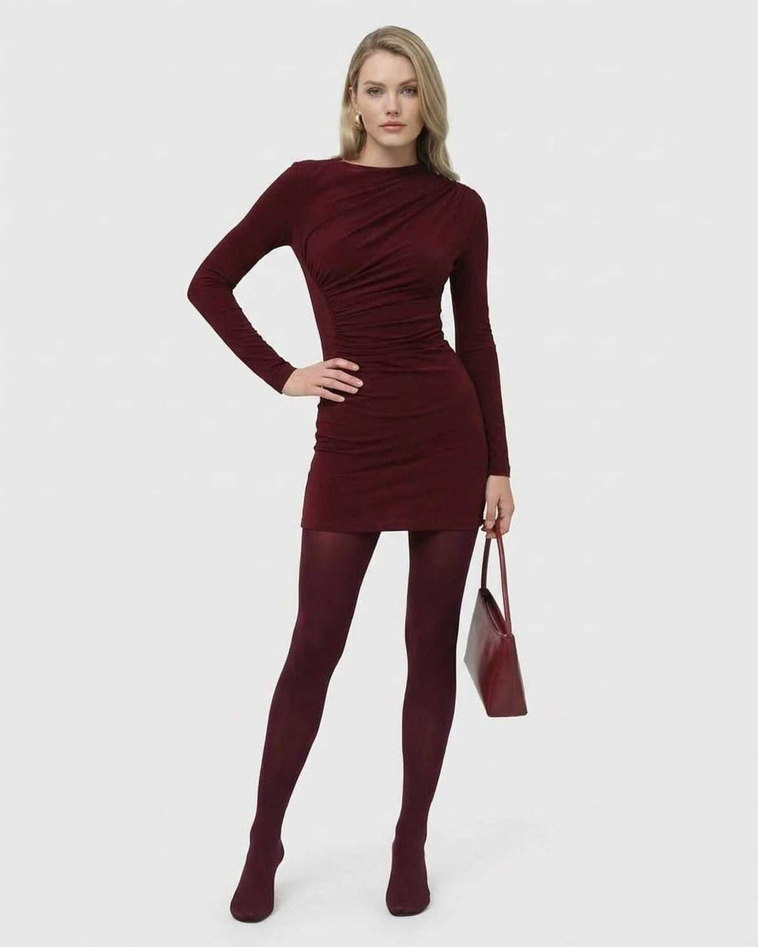Vestido mini bodycon burdeos con manga larga y escote redondo, silueta ajustada para un look de fiesta.